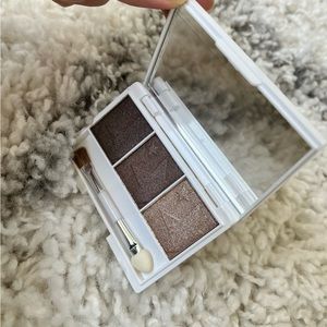 Eye shadow palette